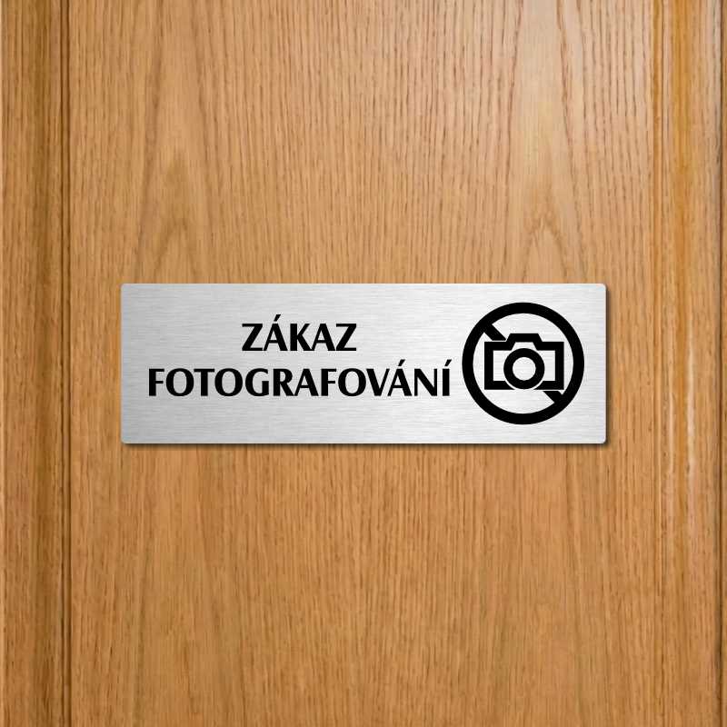 Zákaz fotografování, 200x66mm, stříbrná popiska s ozdobou uprostřed